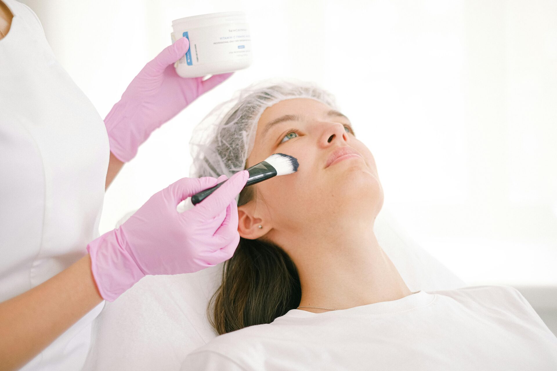 A women applying face mask